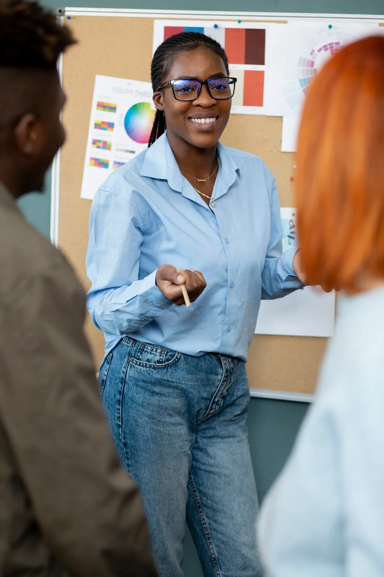 Menschen, die sich bei einem Geschäftstreffen unterhalten.